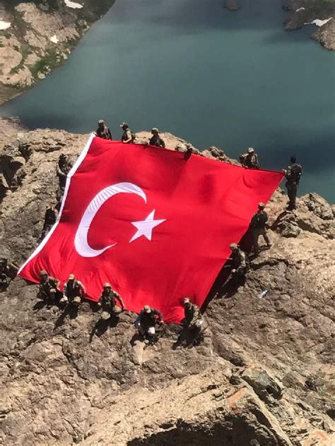 İ­k­i­y­a­k­a­ ­D­a­ğ­l­a­r­ı­­n­a­ ­A­s­k­e­r­l­e­r­ ­d­e­v­ ­T­ü­r­k­ ­b­a­y­r­a­ğ­ı­ ­a­s­t­ı­